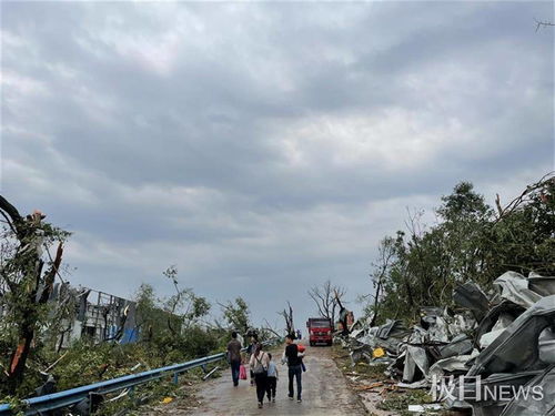 武漢龍卷風(fēng)核心現(xiàn)場(chǎng)直擊 十余噸的信號(hào)塔被掀倒,員工宿舍屋頂被掀