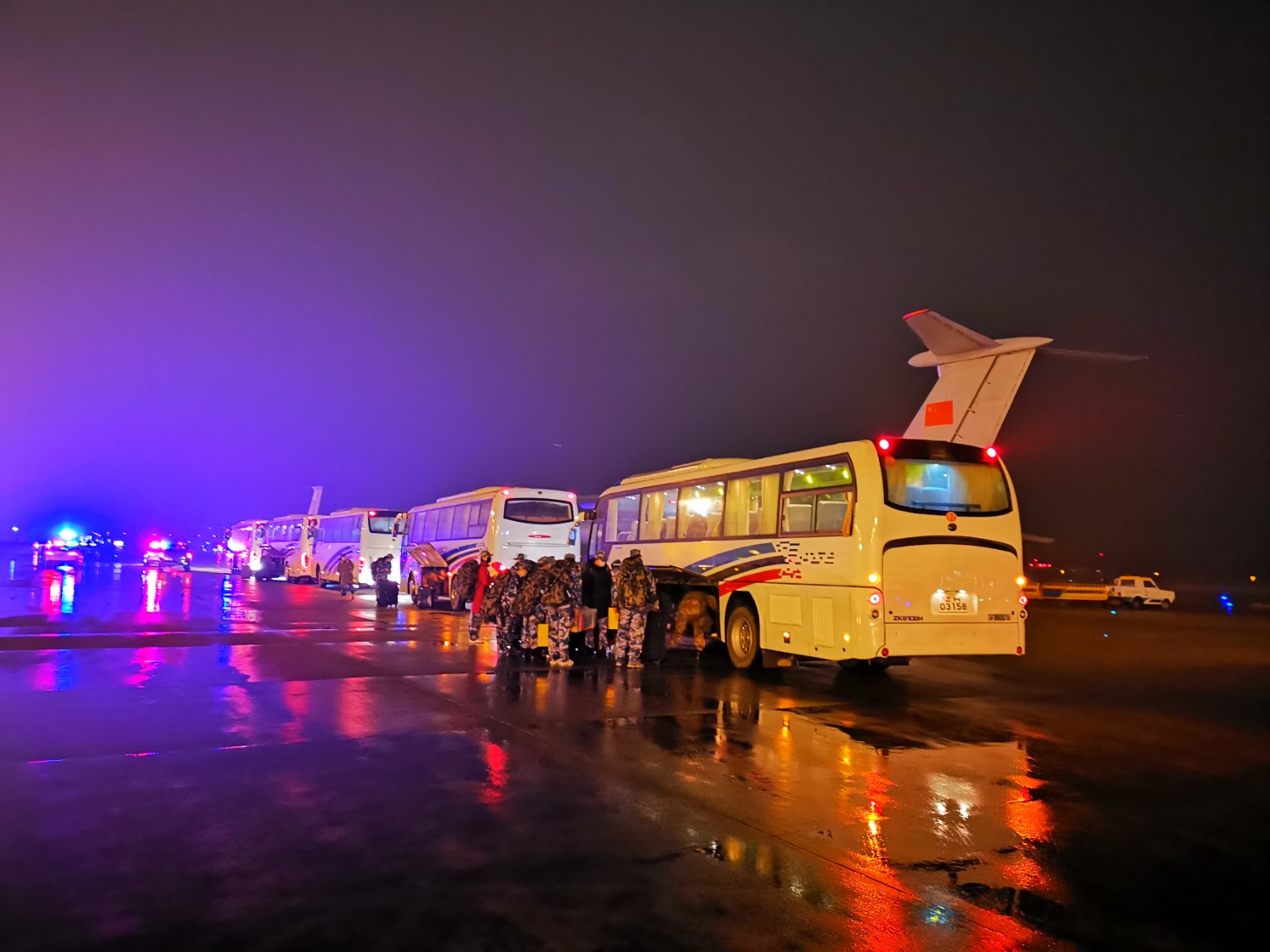 除夕夜,解放軍醫(yī)護人員馳援武漢!